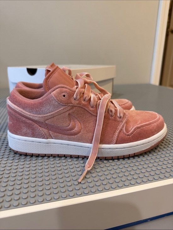 Nike Shoes - Nike women’s Low-Top Velvet Sneakers in Dusty Pink